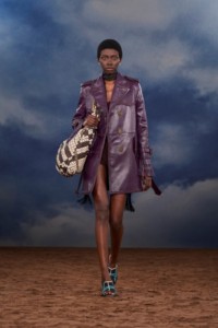 Burberry2026夏季时装秀，模特Binta Diop身穿流苏皮革风衣，搭配格纹皮革Bridle托特包