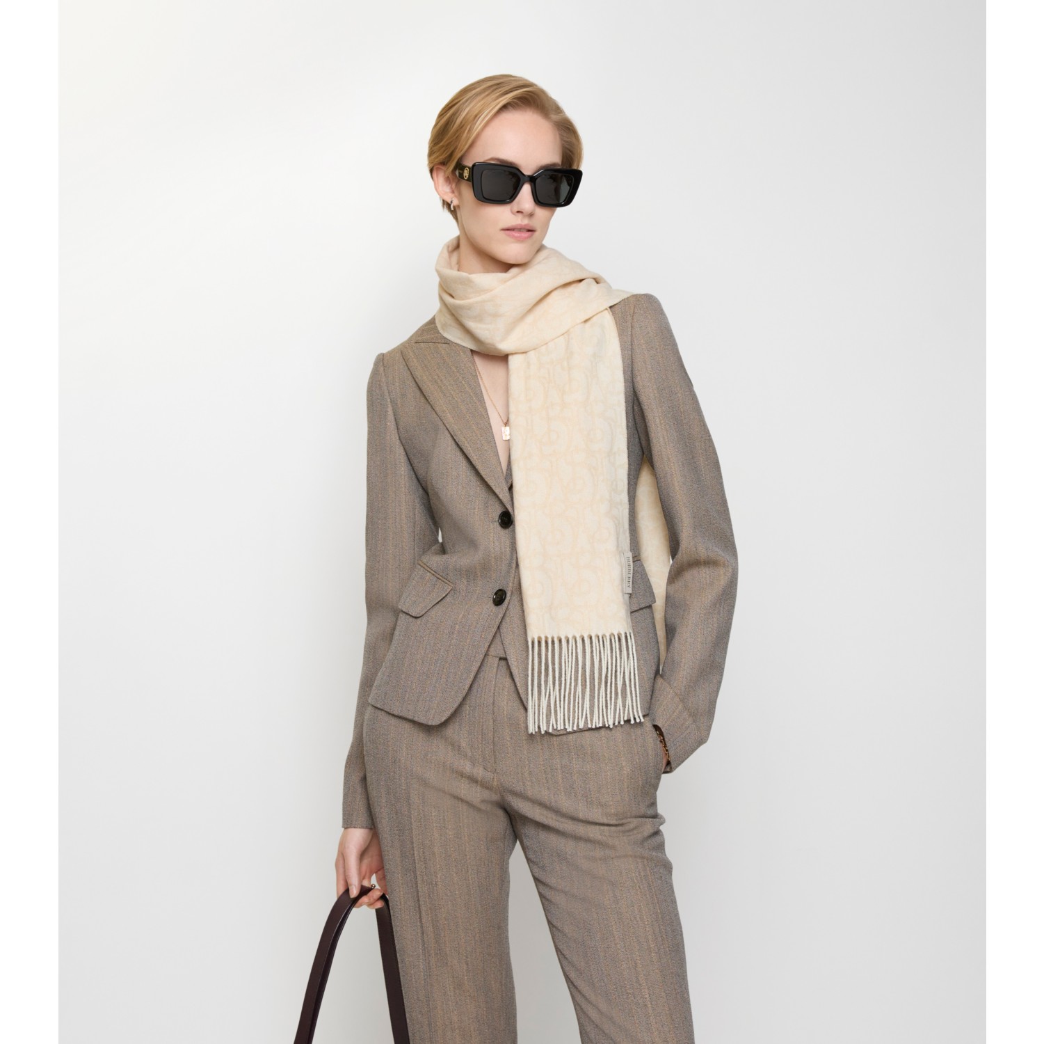 B 字型吊饰图案羊绒围巾