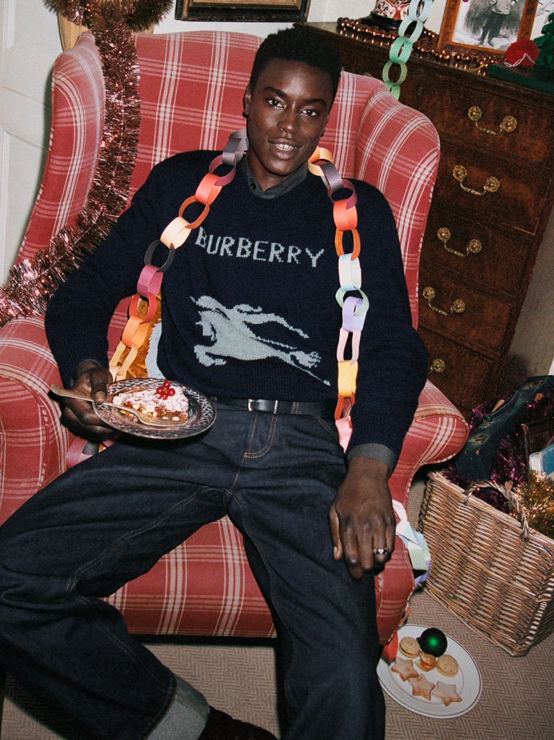 Burberry佳节宣传大片，模特身穿黑色男士马术骑士徽标羊毛羊绒混纺针织衫