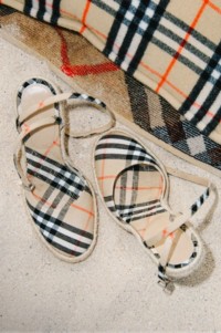Burberry2025仲夏系列宣传大片，格纹高跟凉鞋出镜