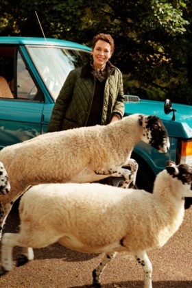 Olivia Colman站在羊群之中，身穿品牌绗缝外套和Burberry格纹衬衫