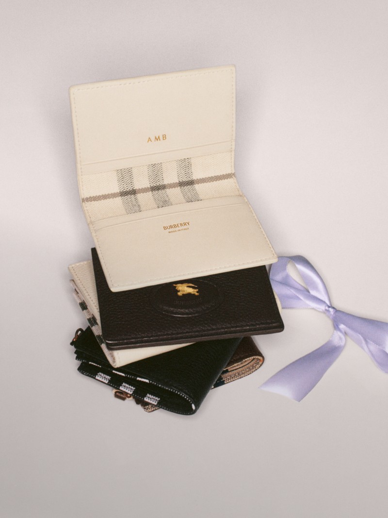 包装精美的蜂蜜色Burberry格纹羊绒围巾，饰有私人印记首字母，适宜佳节赠礼