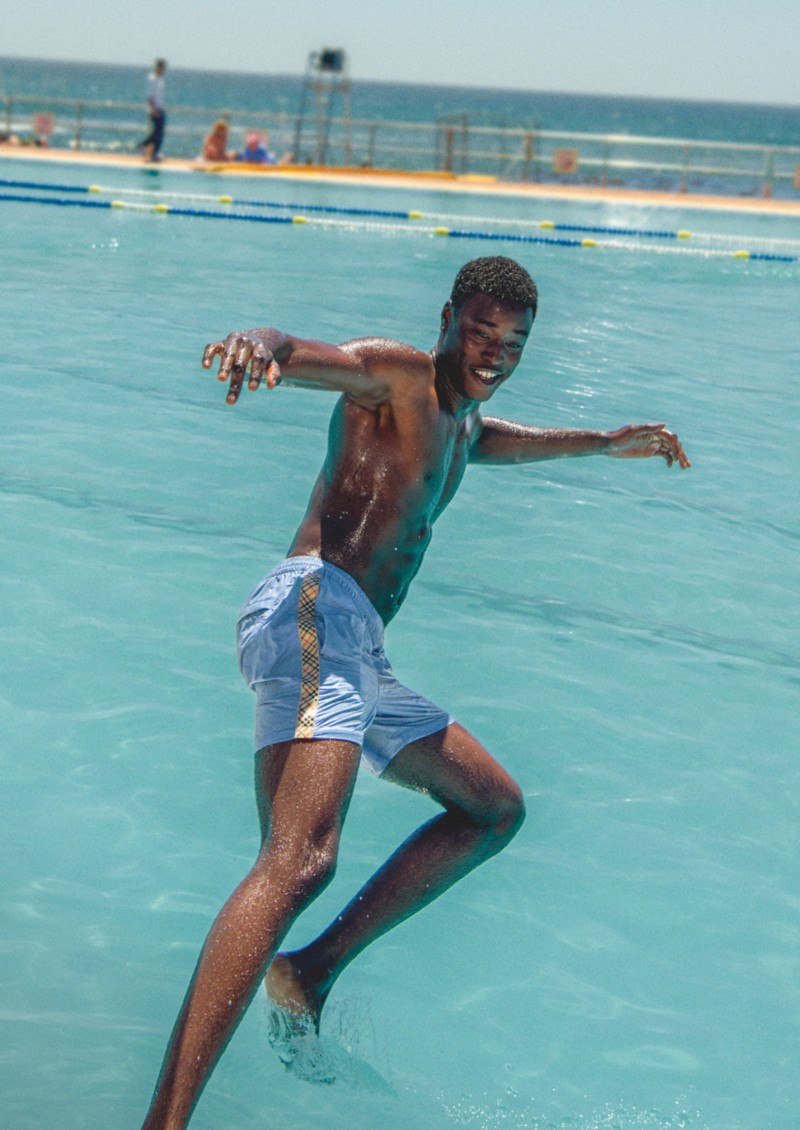 模特身穿矢车菊蓝格纹装饰泳裤