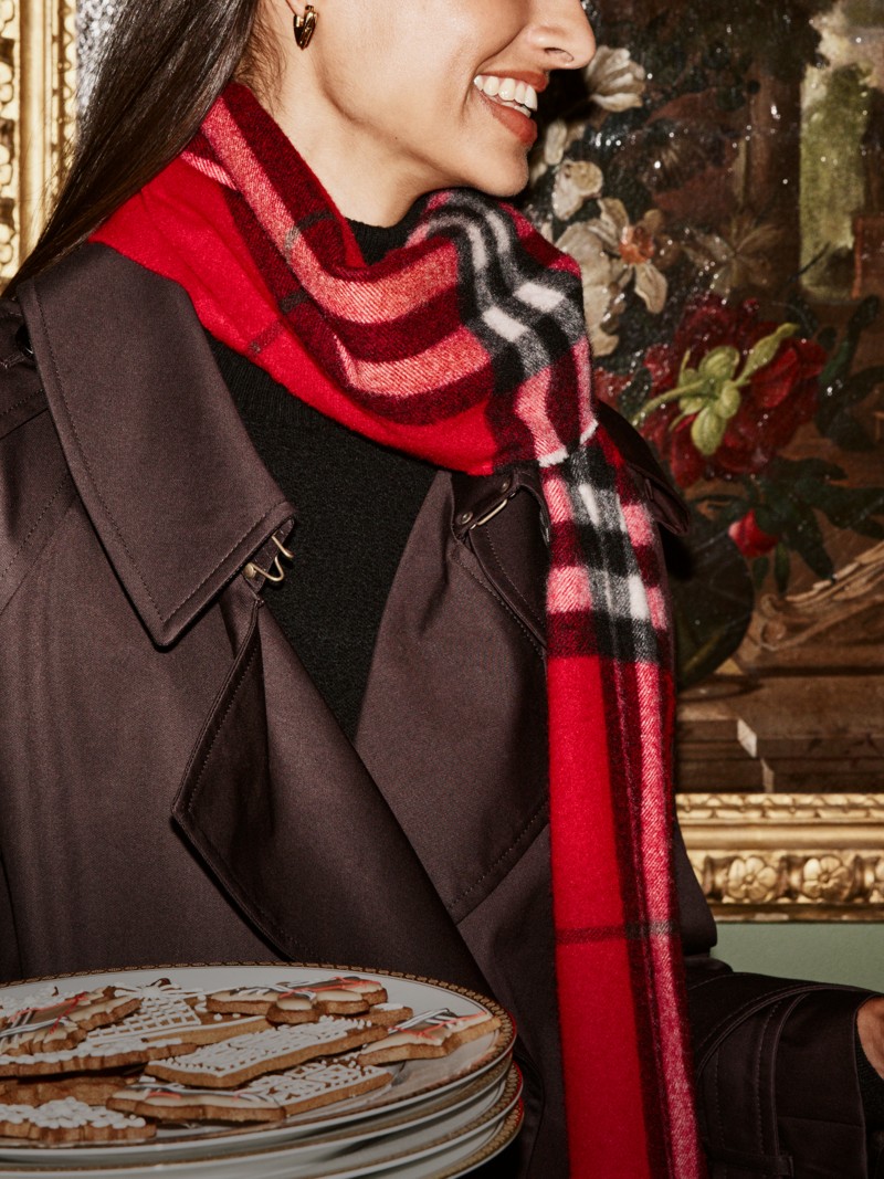 Burberry佳节宣传大片，模特佩戴红色格纹围巾出镜 