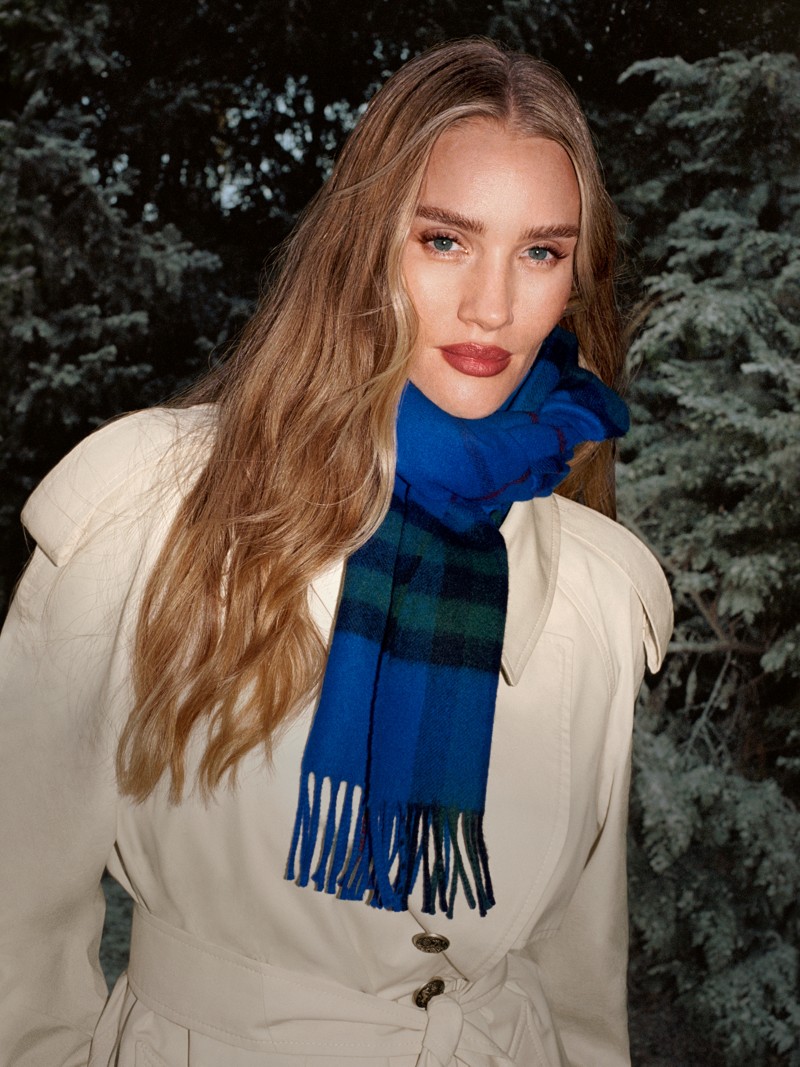 Burberry佳节宣传大片，Rosie Huntington-Whiteley佩戴蓝色大号经典围巾出镜 