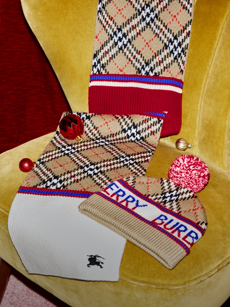 Burberry佳节宣传大片，典藏米色马术骑士徽标儿童格纹帽和围巾出镜 