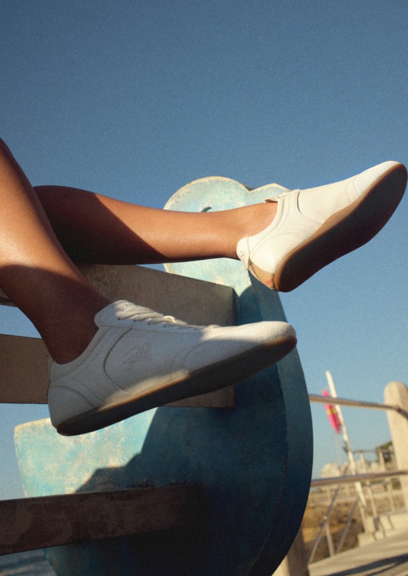 模特身穿鸽米色皮革Knight Runner运动鞋 