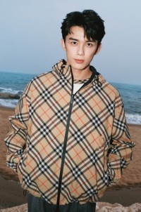 吴磊身穿沙色双面两穿格纹连帽外套