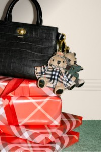 Burberry2025盛夏乐章宣传大片，新款黑色Cotswolds包和两个泰迪熊吊饰出镜