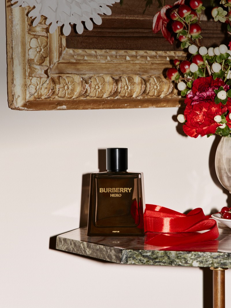 Burberry佳节宣传大片，带有节日装饰的博柏利骏勇之心男士香氛出镜 