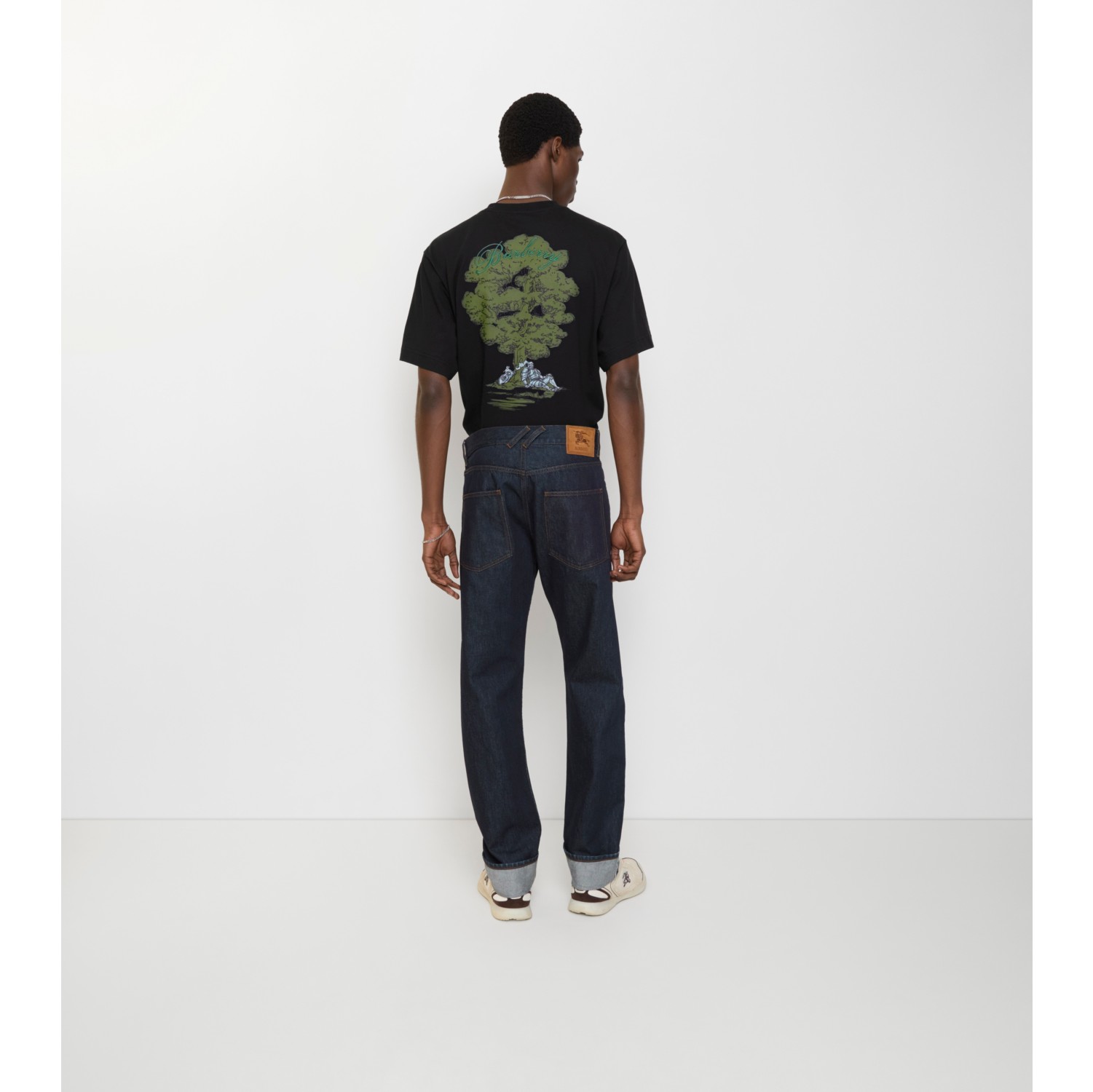 直筒剪裁翻边牛仔裤