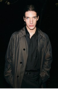 Burberry模特身穿水獭棕长款风衣
