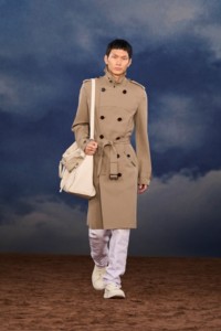 Burberry2026夏季时装秀，模特裴俊英身穿丝棉混纺风衣，搭配皮革Tone靴