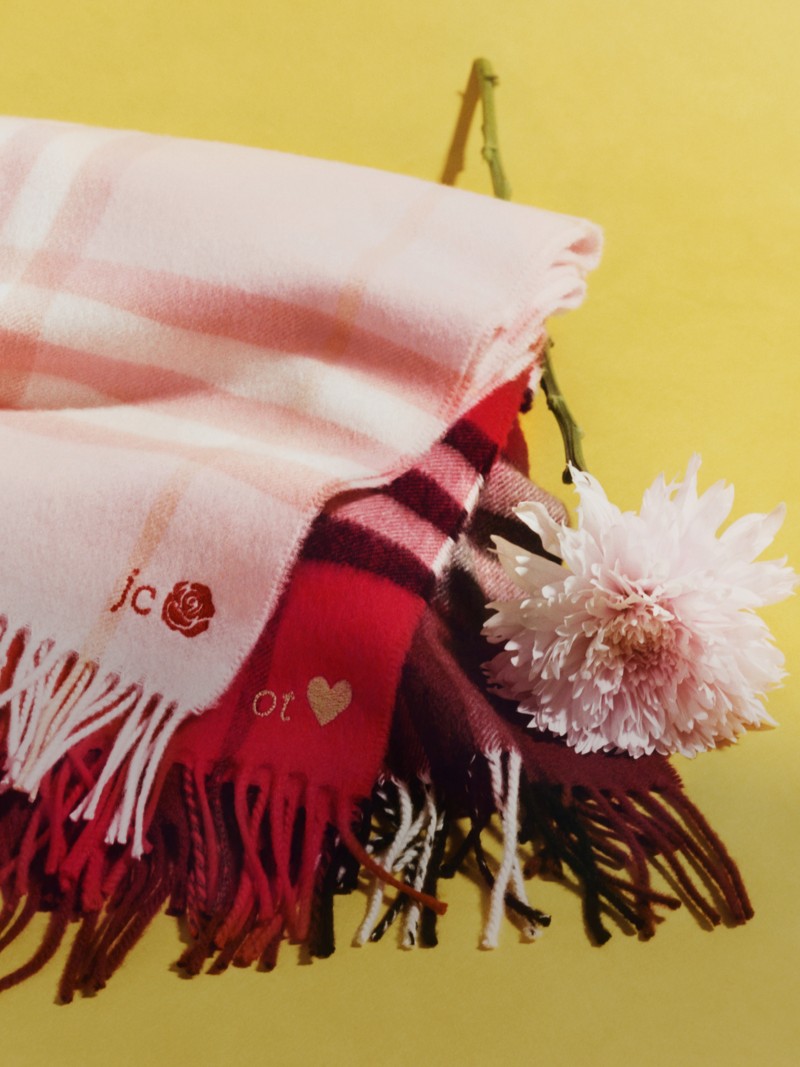 情人节私人印记女士礼品，羊绒围巾饰有首字母缩写标识