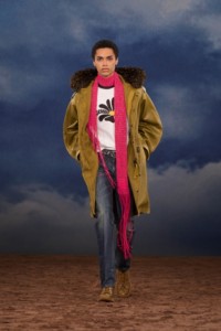 Burberry2026夏季时装秀，模特Alexis Tiem身穿雏菊徽标图案棉质T恤衫，搭配蜡脂棉质风雪大衣