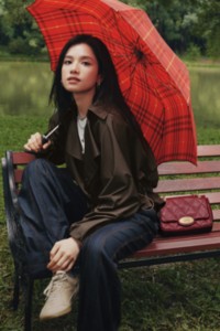 Burberry 七夕情人节广告大片，张婧仪持Strand手拿包和红色格纹雨伞