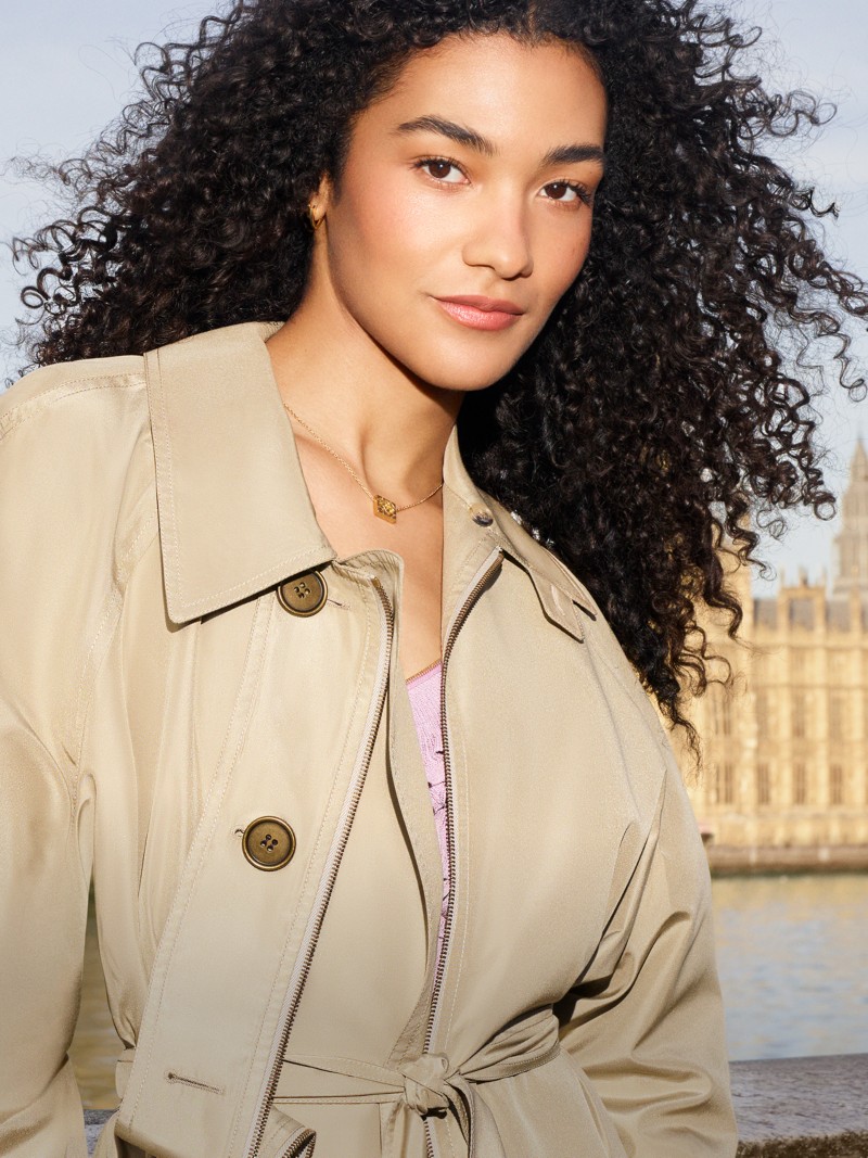 Olivia Dean为Burberry全新花与她香氛系列拍摄的宣传大片