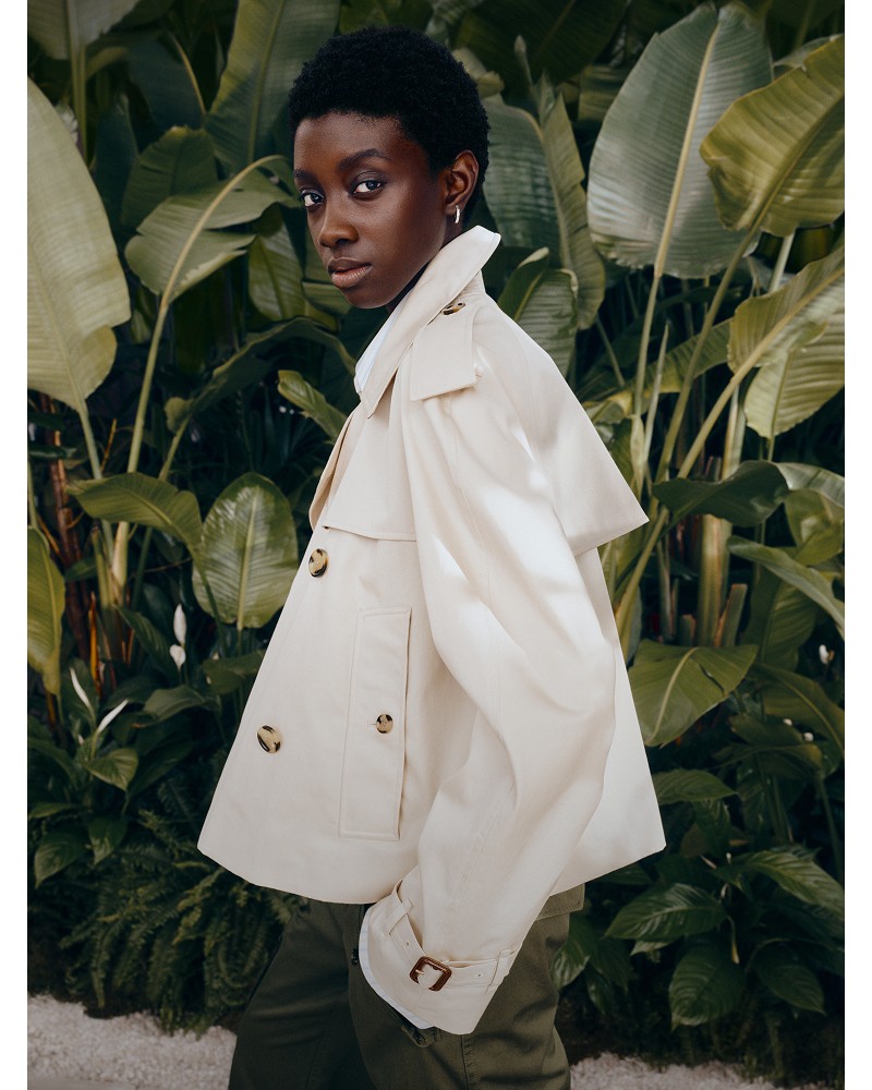 模特身穿Burberry轻薄嘎巴甸Mayfair风衣