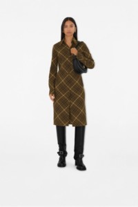 模特身穿Burberry格纹连衣裙，手持黑色B字型卡扣包