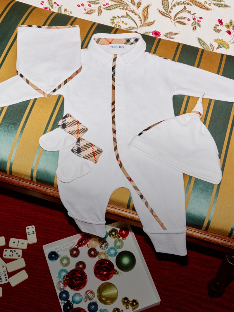 Burberry佳节宣传大片，品牌儿童浅米色帽子和手套出镜，饰有格纹蝴蝶结细节