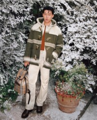 孙兴慜身穿Burberry风衣，手持Burberry格纹双肩包的照片