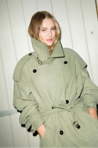 Rosie Huntington-Whiteley身穿Burberry风衣