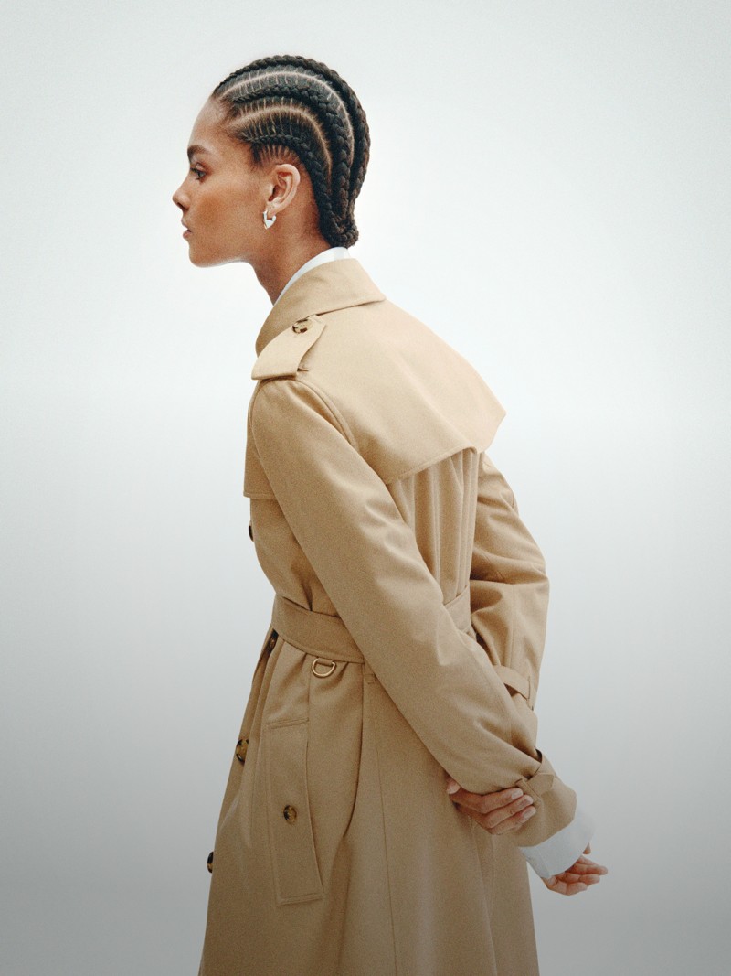 模特身穿Burberry Heritage系列风衣