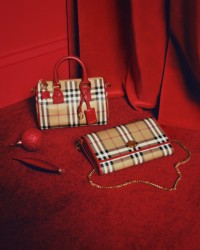 Burberry迷你格纹保龄球包，以及典藏米色拼宝石红色顶部提柄Note包照片