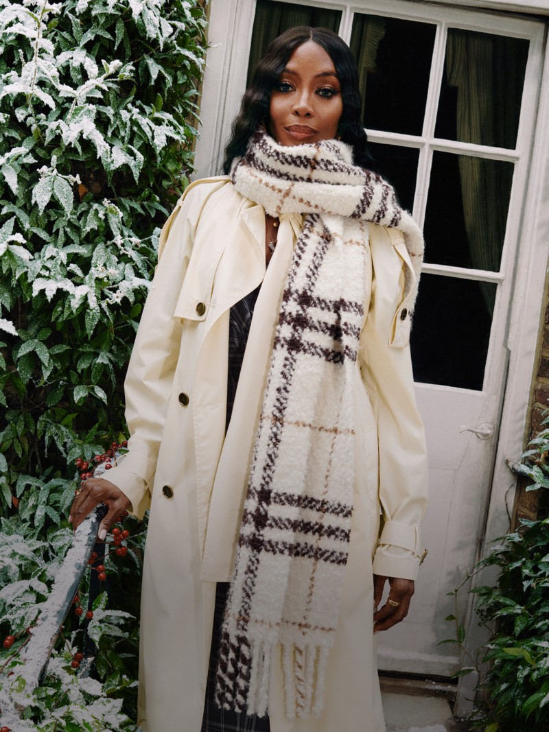 Burberry佳节赠礼宣传大片，Naomi Campbell和白色格纹围巾出镜