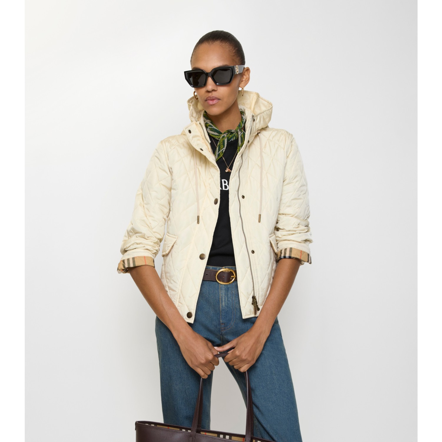 短款绗缝尼龙连帽外套