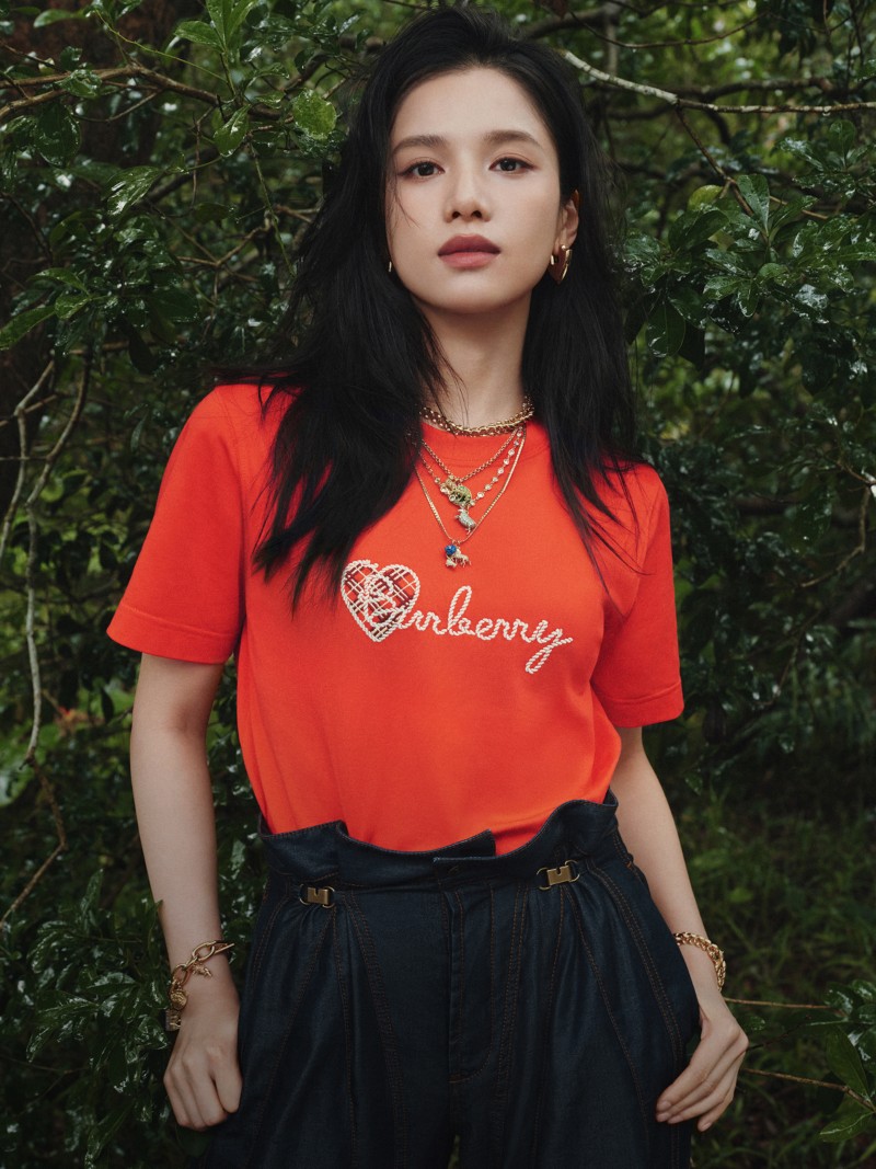 张婧仪身着红色心形徽标T恤衫