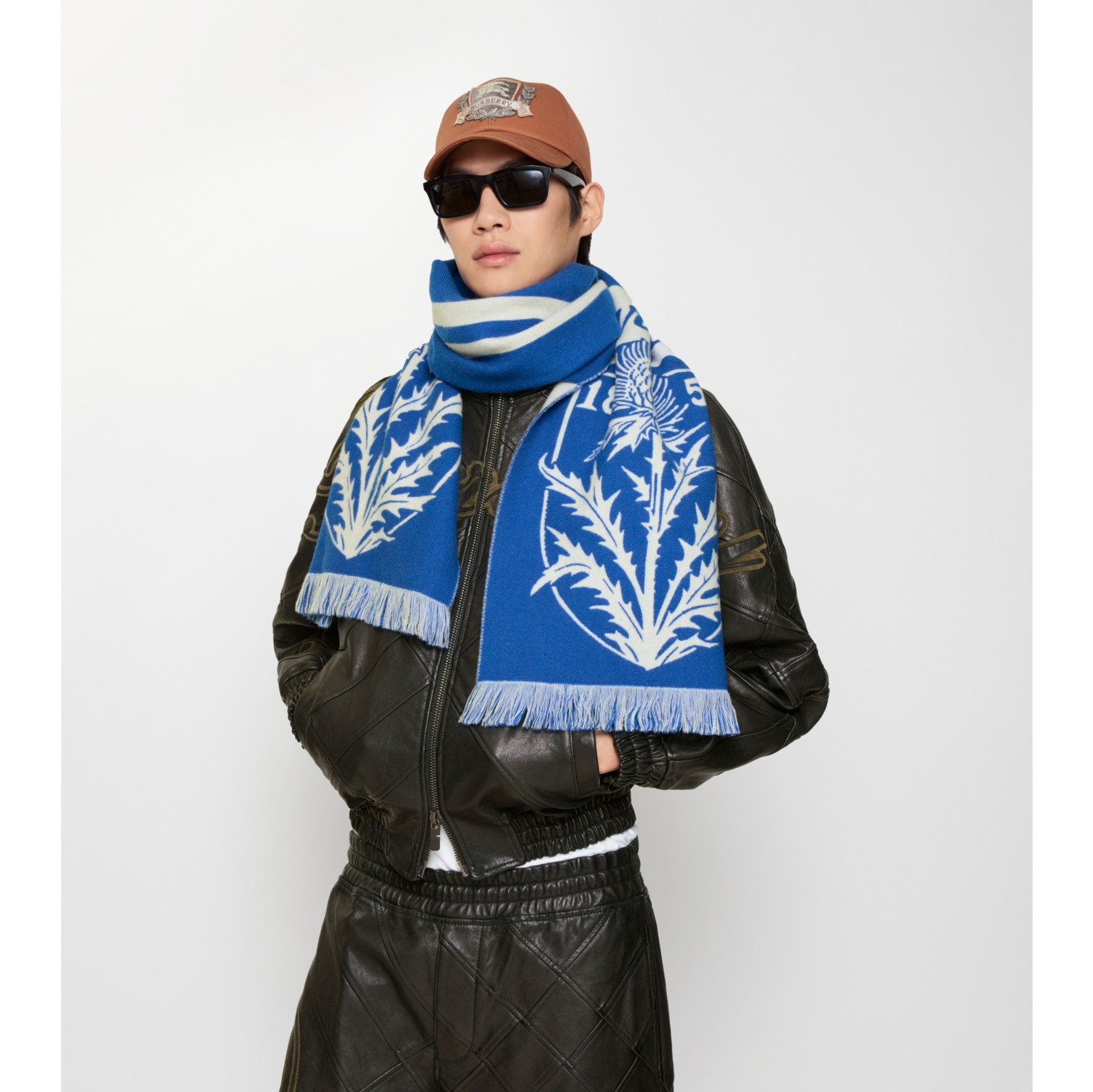 蓟花盾牌图案羊毛围巾