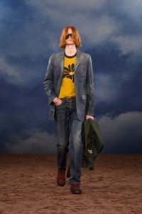 Burberry2026夏季时装秀，模特Dylan Erken Ibram身穿涂层牛仔量裁夹克，搭配雏菊徽标棉质T恤衫