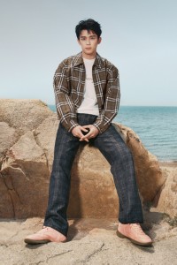 Burberry七夕宣传大片，演员吴磊身着品牌格纹外套