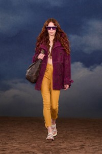 Burberry2026夏季时装秀，模特Charlotte Moffat身穿佩斯利图案冲孔反绒面革风衣，搭配皮革Baez凉鞋