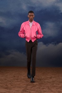Burberry2026夏季时装秀，模特Samuel Elie身穿粉色皮革飞行夹克，搭配丝毛混纺刺绣量裁长裤