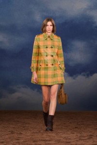 Burberry2026夏季时装秀，模特Eden Kassner身穿格纹涂层风衣，搭配Ledger靴