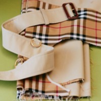 Burberry格纹面料搭配风衣腰带 