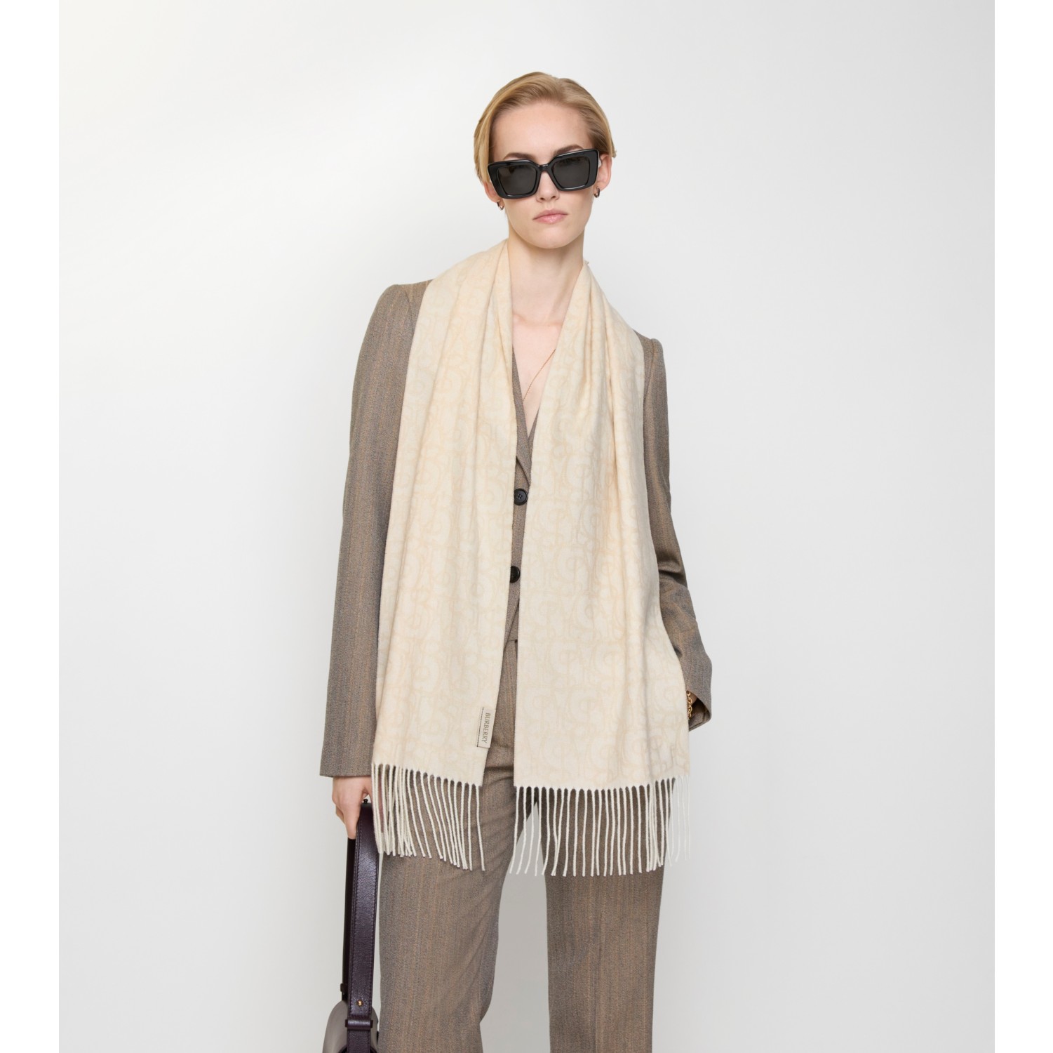 B 字型吊饰图案羊绒围巾