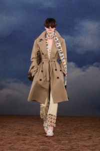 Burberry2026夏季时装秀，模特Charlie Jones身穿风衣，搭配马克莱姆编织装饰皮革长裤