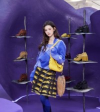 模特位于Burberry新世界百货限时精品店内