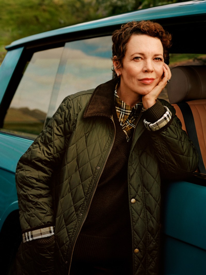 Burberry外套系列宣传大片，Olivia Colman身穿页岩色拼灌木色格纹绗缝外套出镜