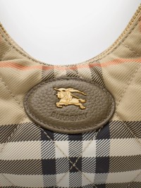 模特手持Burberry沙色、葱茏绿和风信子色Horsehoe包照片