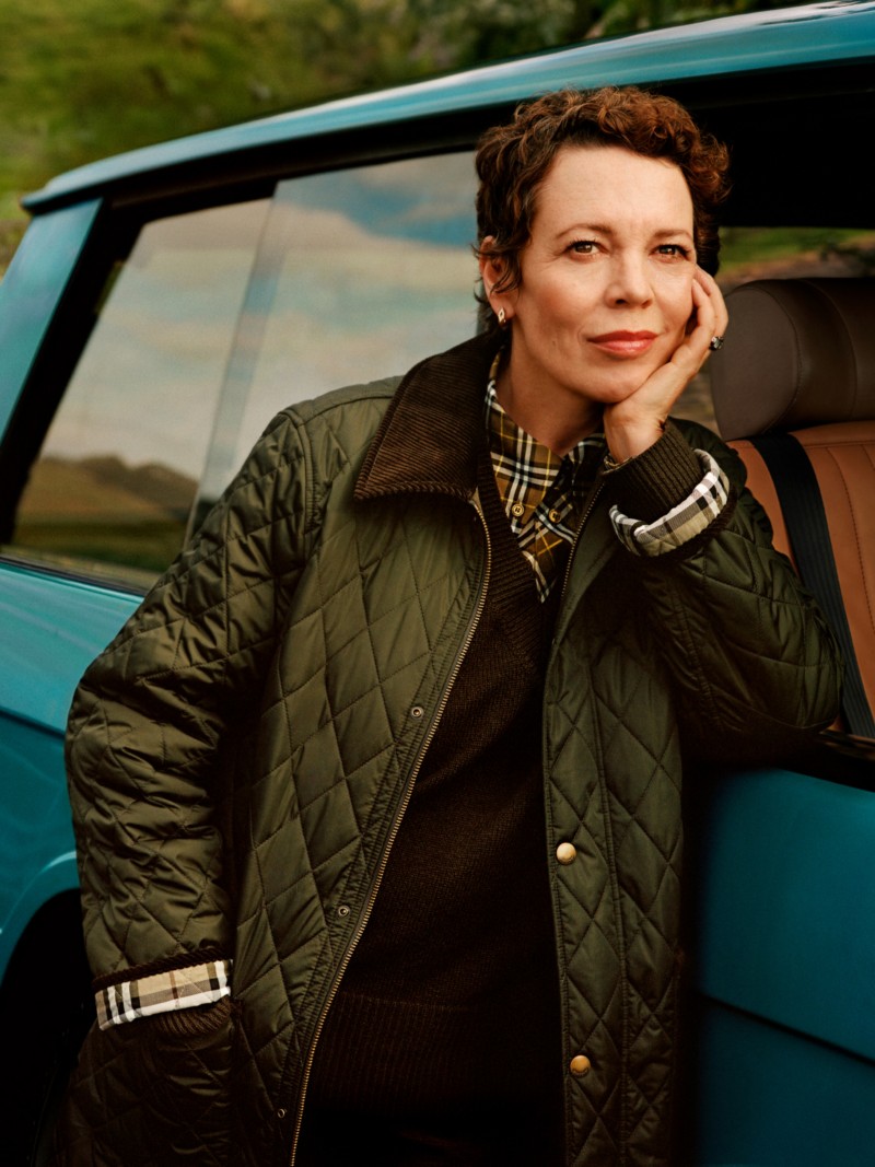 Burberry外套系列宣传大片，Olivia Colman身穿页岩色拼灌木色格纹绗缝外套出镜