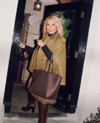 Jennifer Saunders身穿Burberry绗缝夹克，手持Burberry托特包的照片