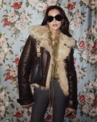 模特身穿Burberry新季外套