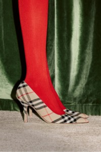 Burberry2025盛夏乐章宣传大片，典藏米色格纹Dame高跟鞋出镜