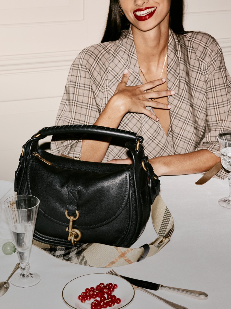 Burberry佳节宣传大片，黑色B字型卡扣信使包出镜 