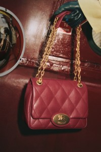 Burberry都市漫游宣传大片，红色Strand包出镜