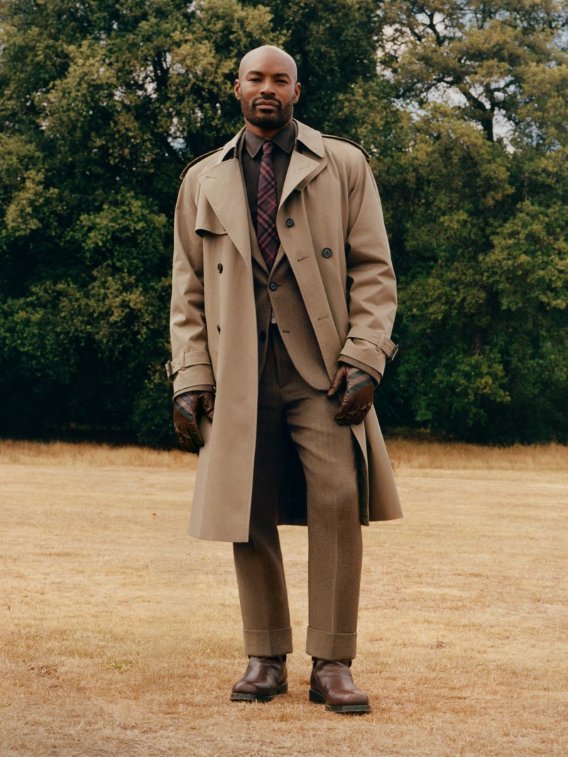 Tyson Beckford身穿粘土棕长款嘎巴甸Chestwood风衣 
